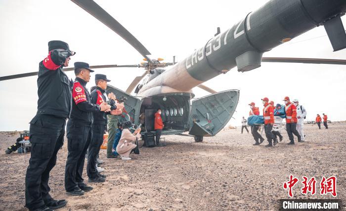 圖為阿拉善邊境管理支隊(duì)民警目送航天員登機(jī)離開(kāi)?！缇?攝