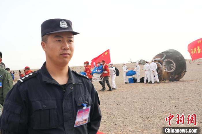 圖為阿拉善邊境管理支隊(duì)民警在著陸場(chǎng)開(kāi)展安保工作。　張杰 攝