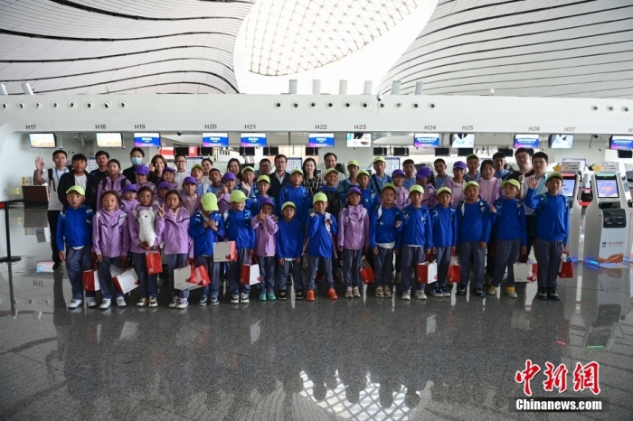 6月4日清晨，在數(shù)天充實(shí)的行程之后，“青海玉樹(shù)藏族青少年北京行”活動(dòng)的40名藏族孩子踏上了歸程。圖為藏族孩子們?cè)跈C(jī)場(chǎng)合影留念。<a target='_blank' href='/' _fcksavedurl='/'><p  align=