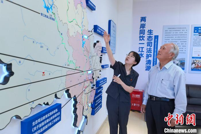 金門同胞參觀金門供水水源生態(tài)司法保護基地。　孫虹 攝
