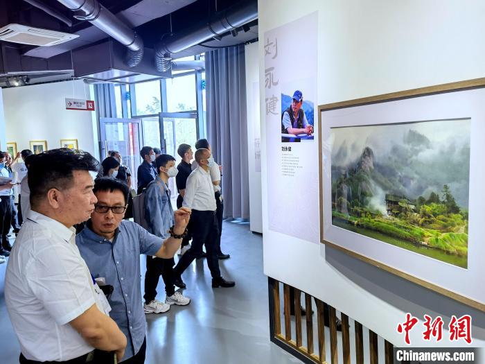 海峽兩岸藝術(shù)家畫展上，藝術(shù)家進(jìn)行藝術(shù)交流。　付敬懿 攝