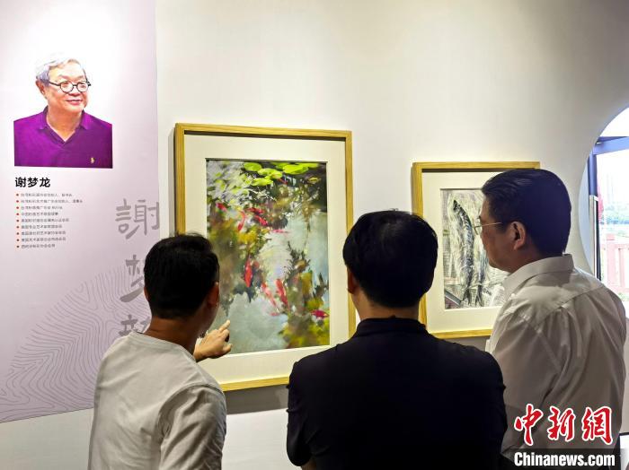 “求同存藝——海峽兩岸藝術(shù)家畫展”展出百余幅兩岸藝術(shù)家畫作?！「毒窜?攝