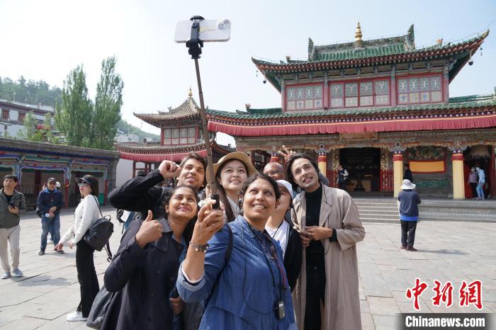 圖為外國記者在塔爾寺合影?！●R銘言 攝