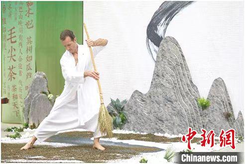 圖為《信陽(yáng)毛尖·茶舞》沉浸式藝術(shù)表演?！⌒抨?yáng)市委宣傳部供圖