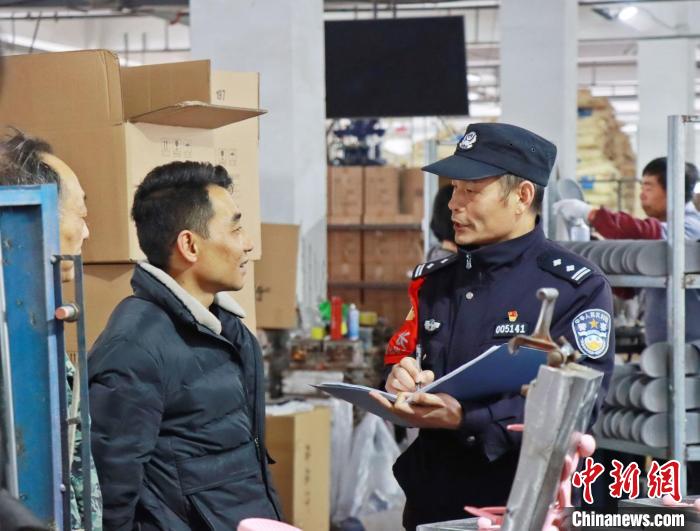 3月30日，大興派出所民警來到轄區(qū)中小企業(yè)，開展“為民為企為項(xiàng)目”走訪活動(dòng)?！『戏示焦﹫D