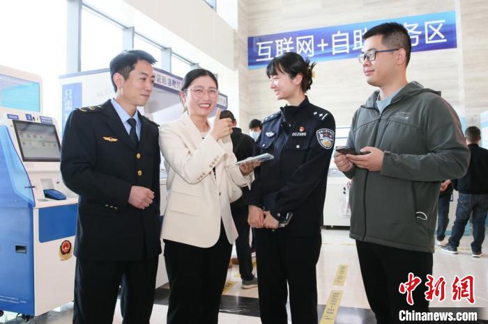 4月10日，安徽合肥，一家運(yùn)輸企業(yè)負(fù)責(zé)人在工作人員的指導(dǎo)下，使用小程序辦理車管業(yè)務(wù)。　合肥警方供圖