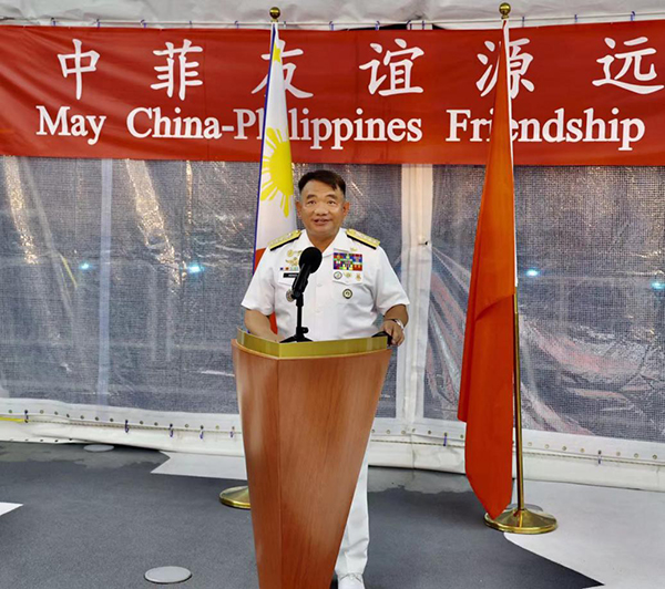 菲海軍司令阿達(dá)奇代表菲馬科斯總統(tǒng)歡迎“戚繼光”艦到訪。中國(guó)駐菲律賓大使館供圖
