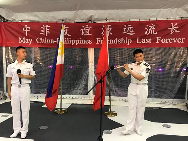 艦上官兵表演歌舞、民樂、武術(shù)等節(jié)目。中國(guó)駐菲律賓大使館供圖