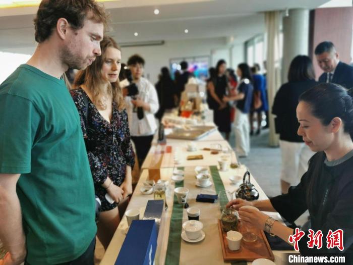 現(xiàn)場觀眾觀看中國展臺茶藝表演、了解茶文化?！【笜?攝