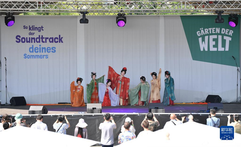 7月8日，在德國(guó)柏林世界公園，漢服愛(ài)好者進(jìn)行漢服展示。新華社記者 任鵬飛 攝