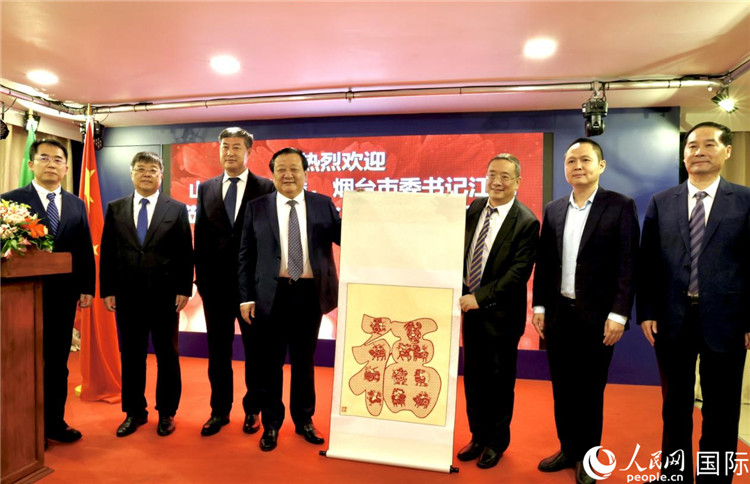 參加座談會(huì)的主要嘉賓合影留念。人民網(wǎng)記者宋亦然攝