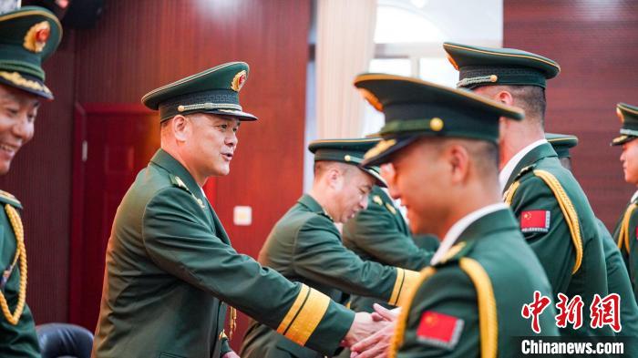 首長為晉銜官兵頒發(fā)任命狀?！堨狭?攝