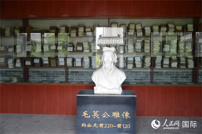 河間詩經(jīng)齋毛萇雕像。雕像后書櫥中陳列的是歷代各版本《詩經(jīng)》及譯本。 人民網(wǎng) 趙昭攝