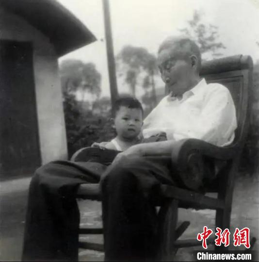 陳望道與幼年的陳曉帆?！￡悤苑﹫D