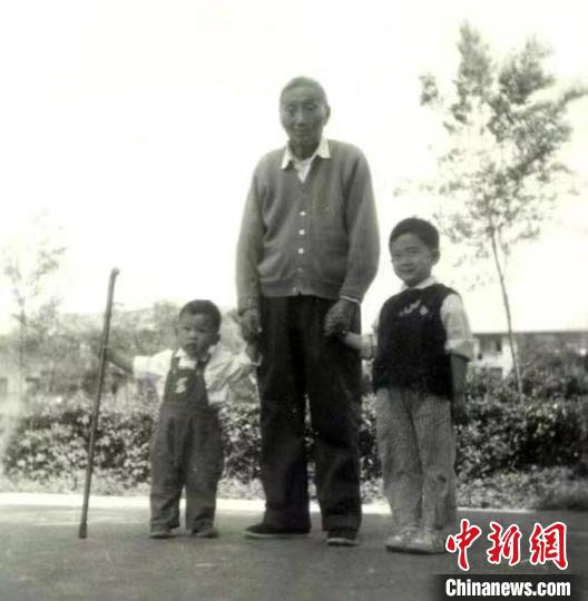 陳望道與幼年的陳曉帆(左)、陳曉帆的哥哥一起合影?！￡悤苑﹫D