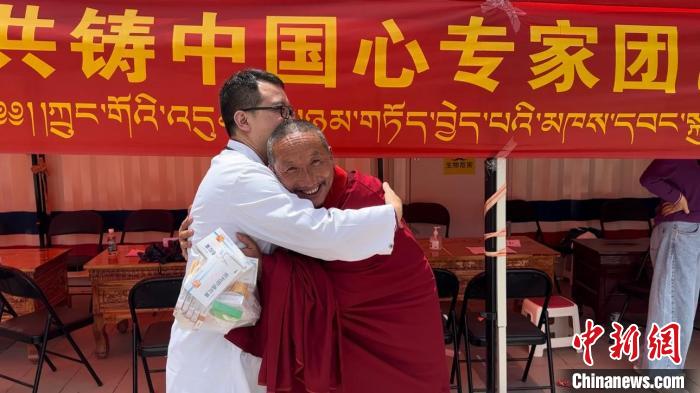 西藏自治區(qū)昌都市左貢縣田妥鎮(zhèn)義診點，一位僧人對北京京煤集團(tuán)總醫(yī)院呼吸科主任醫(yī)師陳亮表示感謝?！〔苄穹?攝