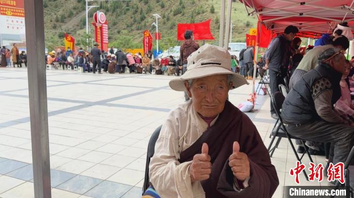 西藏自治區(qū)昌都市左貢縣田妥鎮(zhèn)義診點，藏族奶奶對義診志愿者表示肯定?！〔苄穹?攝