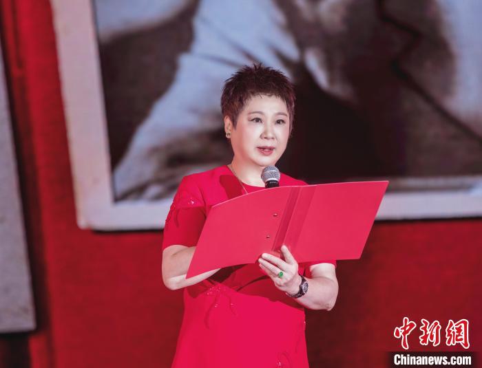 7月16日，榮智豐在2023年上海統(tǒng)戰(zhàn)文化周開幕活動(dòng)中朗誦《與統(tǒng)戰(zhàn)先輩的時(shí)空對話》?！堦?攝