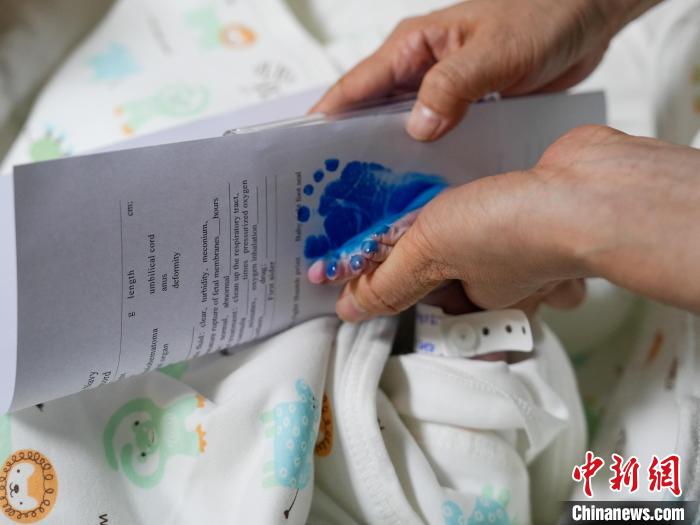 醫(yī)護(hù)人員為新生兒留下腳印?！?攝