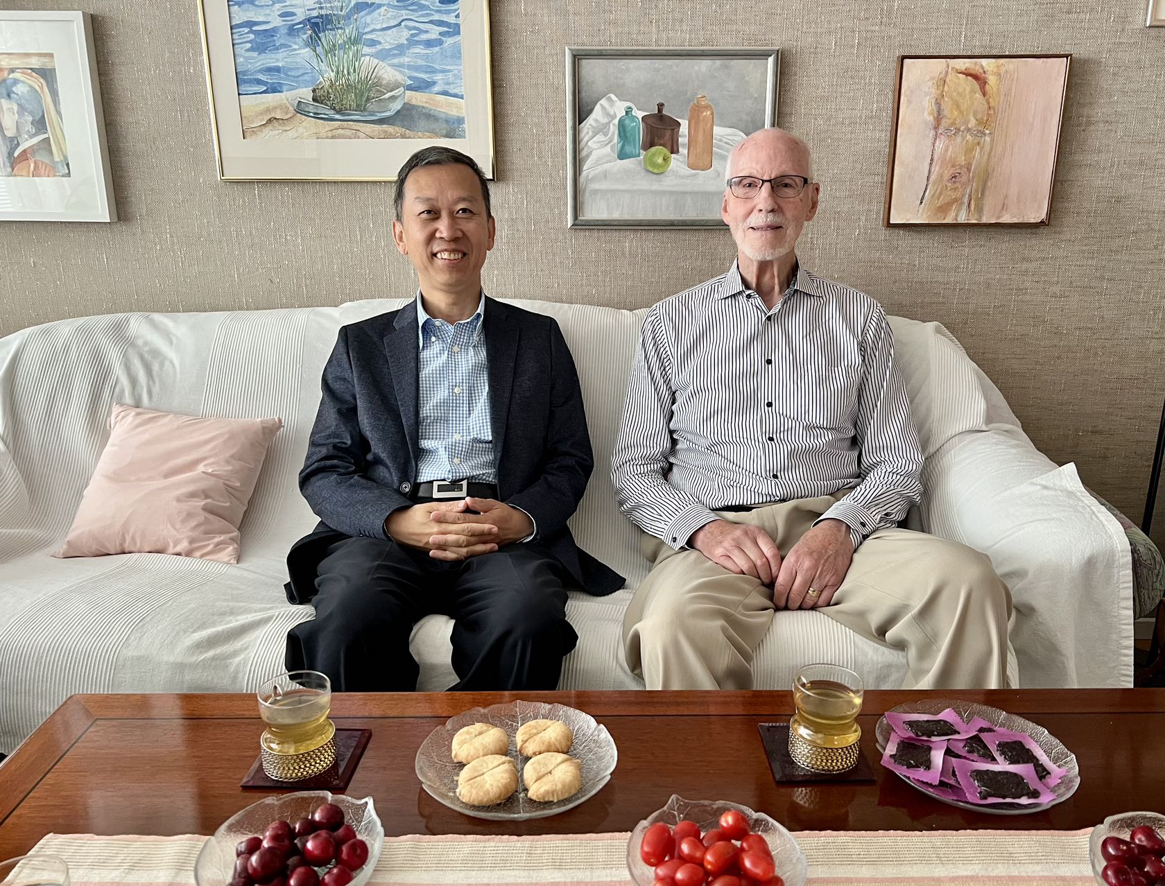 駐瑞典大使崔愛民看望瑞典科學(xué)家。中國駐瑞典大使館供圖