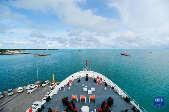 7月22日，中國海軍“和平方舟”號醫(yī)院船駛離基里巴斯首都塔拉瓦。當?shù)貢r間22日上午10時，執(zhí)行“和諧使命-2023”任務的中國海軍“和平方舟”號醫(yī)院船圓滿結束對基里巴斯的首次訪問，駛離基里巴斯首都塔拉瓦，前往本次任務的第二站湯加努庫阿洛法港。新華社發(fā)（黎宇 攝）