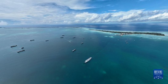 7月22日，中國海軍“和平方舟”號醫(yī)院船結束基里巴斯訪問，駛離塔拉瓦港。新華社發(fā)（桂江波 攝）