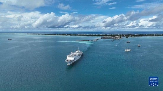 7月22日，中國海軍“和平方舟”號醫(yī)院船結束基里巴斯訪問，駛離塔拉瓦港。新華社發(fā)（桂江波 攝）
