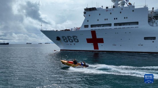 7月22日，中國海軍“和平方舟”號醫(yī)院船駛離塔拉瓦港途中，基里巴斯當?shù)孛癖婑{船揮手告別。新華社發(fā)（桂江波 攝）