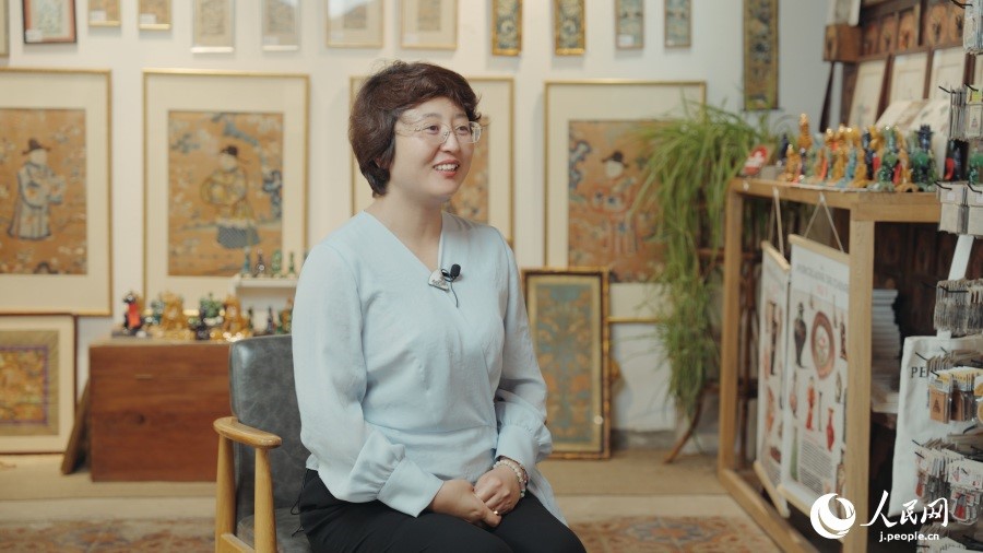 圖為瓷器修復(fù)藝術(shù)家王京。人民網(wǎng)記者 張若涵攝