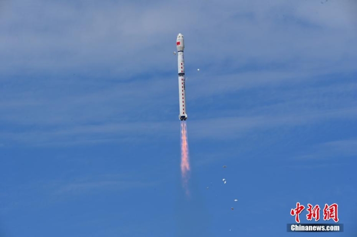 8月3日11時(shí)47分，中國(guó)在酒泉衛(wèi)星發(fā)射中心用長(zhǎng)征四號(hào)丙遙四十四運(yùn)載火箭，成功發(fā)射風(fēng)云三號(hào)06星，衛(wèi)星順利進(jìn)入預(yù)定軌道，任務(wù)取得圓滿成功。該衛(wèi)星將接替在軌超期服役的風(fēng)云三號(hào)C星，探測(cè)數(shù)據(jù)主要用于天氣預(yù)報(bào)、大氣化學(xué)和氣候變化監(jiān)測(cè)業(yè)務(wù)及研究。汪江波 攝