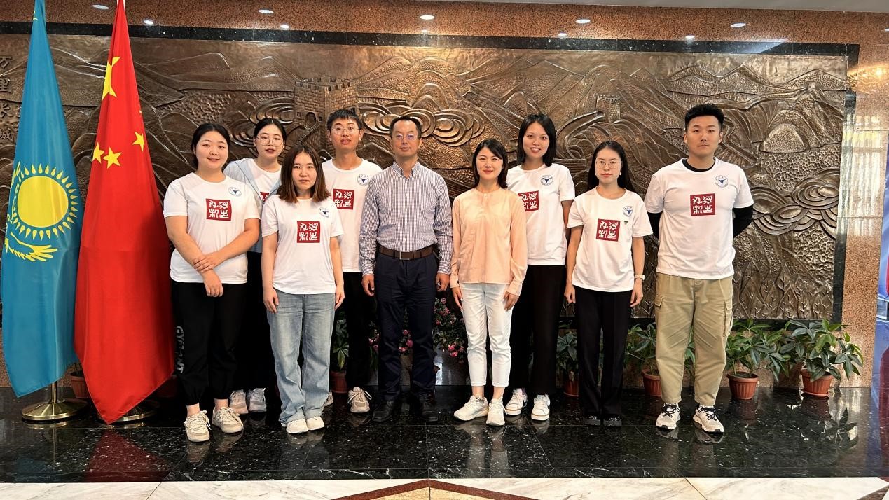 浙江大學(xué)實(shí)踐團(tuán)拜訪中國駐阿拉木圖總領(lǐng)館。浙江大學(xué)供圖