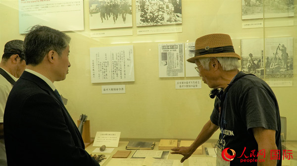 毒氣島歷史研究所事務(wù)局長(zhǎng)山內(nèi)正之在毒氣資料館為大家介紹日軍發(fā)動(dòng)毒氣戰(zhàn)的罪證。人民網(wǎng) 蔣曉辰攝