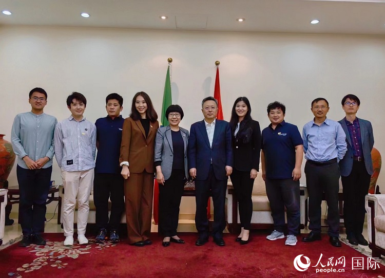 趙志遠大使（右五）、使館工作人員與人民網(wǎng)記者合影。