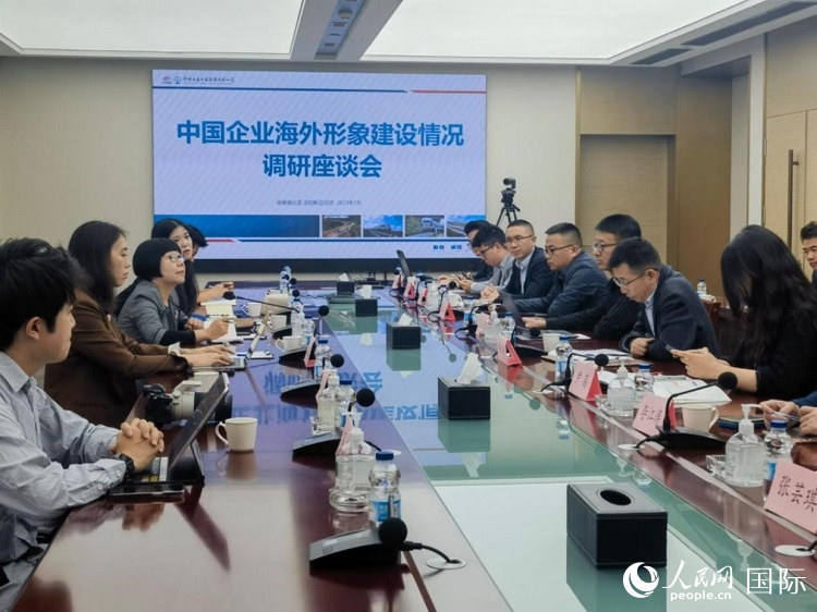 埃塞俄比亞中國商會企業(yè)代表與人民網(wǎng)記者座談。人民網(wǎng)記者 劉寧攝