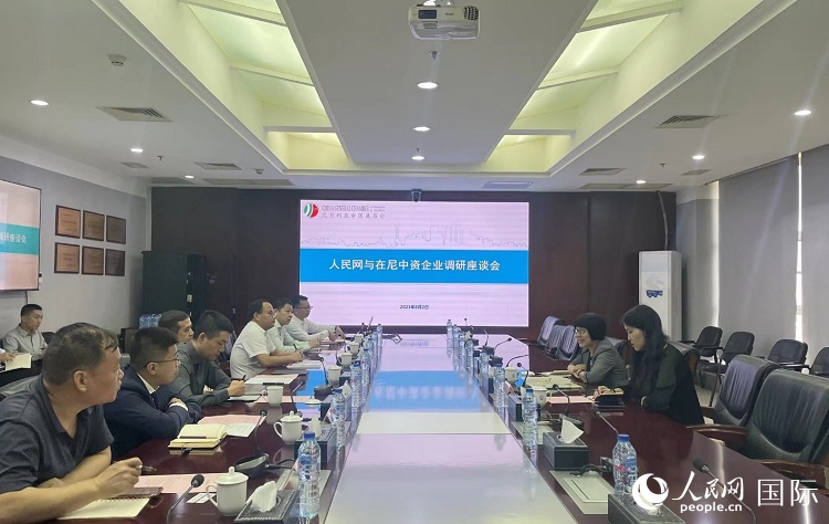 尼日利亞中國商會企業(yè)代表與人民網(wǎng)記者座談。