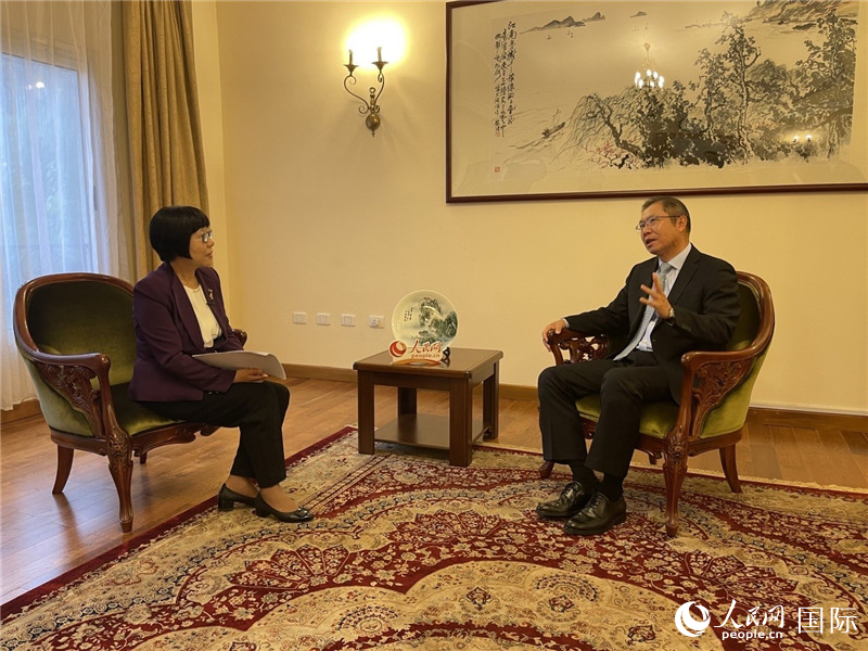 胡長(zhǎng)春大使接受人民網(wǎng)記者唐維紅采訪(fǎng)。人民網(wǎng)記者 趙艷紅攝