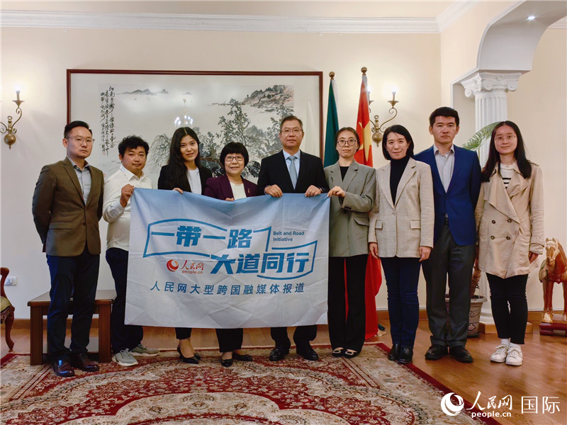 胡長(zhǎng)春大使、駐非盟使團(tuán)工作人員與人民網(wǎng)記者合影。