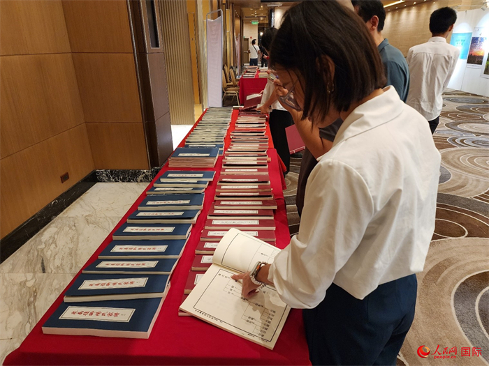 現(xiàn)場嘉賓參觀“根脈尋蹤”泉州百個家族移民菲律賓族譜展。人民網(wǎng)記者 樊帆攝