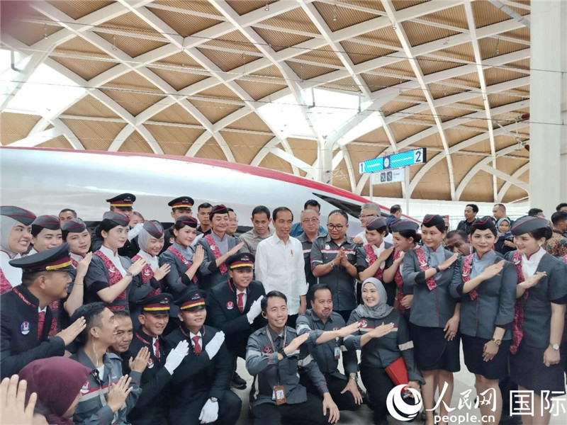 印尼總統(tǒng)佐科與雅萬高鐵乘務(wù)員及中印尼嘉賓合影。人民網(wǎng)記者 李培松攝
