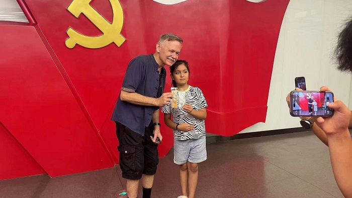 潘維廉和志愿講解員紀念合影。主辦方供圖