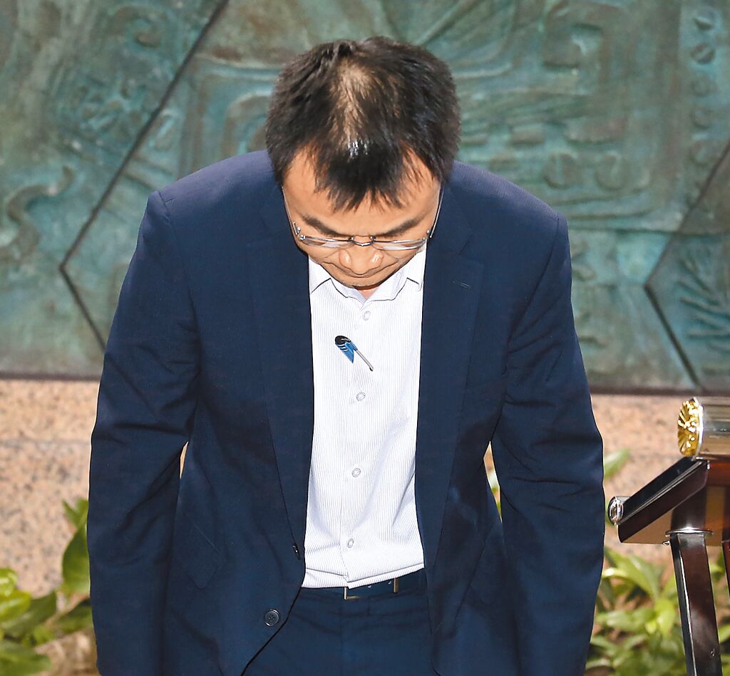臺(tái)農(nóng)業(yè)部門(mén)負(fù)責(zé)人陳吉仲19日傍晚舉行記者會(huì)說(shuō)明項(xiàng)目進(jìn)口雞蛋議題，當(dāng)日晚間8點(diǎn)在臉書(shū)上宣布辭職。 圖片來(lái)源：臺(tái)灣“中時(shí)新聞網(wǎng)”