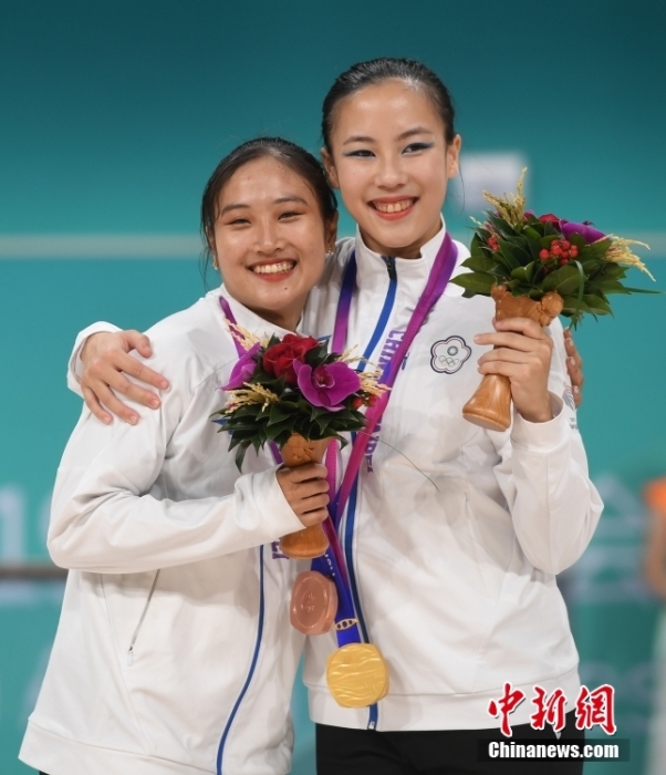 10月7日，杭州第19屆亞運(yùn)會(huì)輪滑項(xiàng)目女子花樣輪滑單人滑長(zhǎng)節(jié)目決賽在錢(qián)塘輪滑中心舉行。結(jié)合短節(jié)目決賽成績(jī)，中國(guó)臺(tái)北選手洪筱晴(左)以94.38分的總成績(jī)奪得女子花樣輪滑單人滑冠軍，中國(guó)臺(tái)北選手張致如(右)獲得季軍。<a target='_blank' href='/'><p  align=