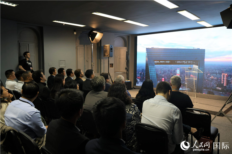 與會嘉賓在現(xiàn)場觀看“中國影視作品展播季”活動宣傳片。人民網(wǎng)記者 時元皓攝