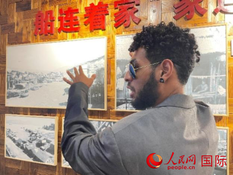 巴布亞新幾內(nèi)亞乒乓球國家隊隊員羅伊在福建省寧德市下歧村參觀。人民網(wǎng)記者 張榮攝