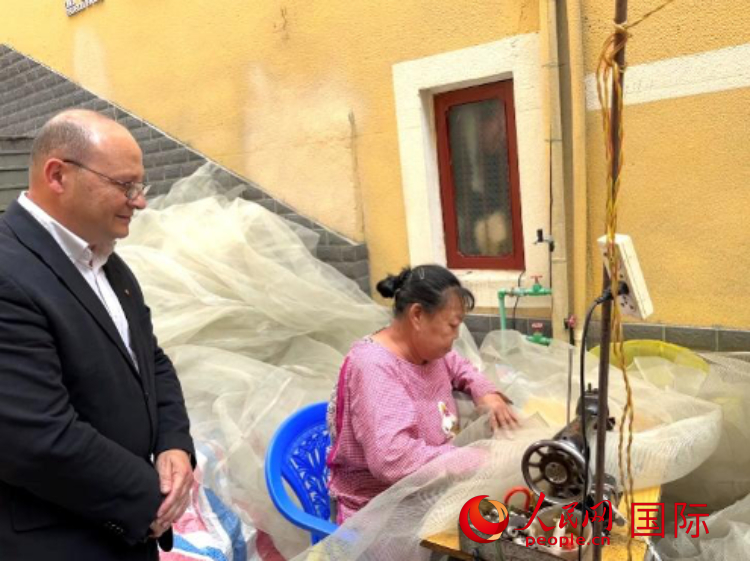 馬耳他瑪格麗特中學“中國角”教師馬丁·阿佐帕迪在福建省寧德市下歧村參觀。人民網(wǎng)記者 周雨攝