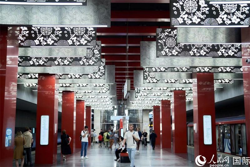 莫斯科米丘林大街地鐵站洋溢著濃郁的“中國(guó)風(fēng)”。人民網(wǎng)記者 馬天翼攝