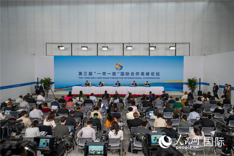 10月16日，第三屆“一帶一路”國際合作高峰論壇新聞中心在北京國家會(huì)議中心舉行首場吹風(fēng)會(huì)，邀請自然資源部國際合作司和相關(guān)單位負(fù)責(zé)人介紹有關(guān)情況，并回答記者提問。人民網(wǎng)記者 翁奇羽攝