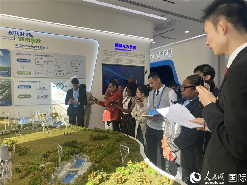 2023“一帶一路”媒體合作論壇聯合采訪團參訪中國能建。人民網記者 于洋攝