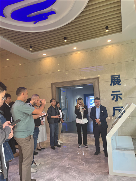（在文瀾智谷中試產(chǎn)業(yè)基地，中外記者深入了解科技轉(zhuǎn)化情況 趙橙涔攝）