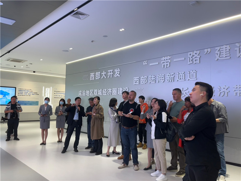 （成都國際鐵路港展廳，中外記者邊聽邊記，了解成都國際鐵路港運行情況 趙橙涔攝